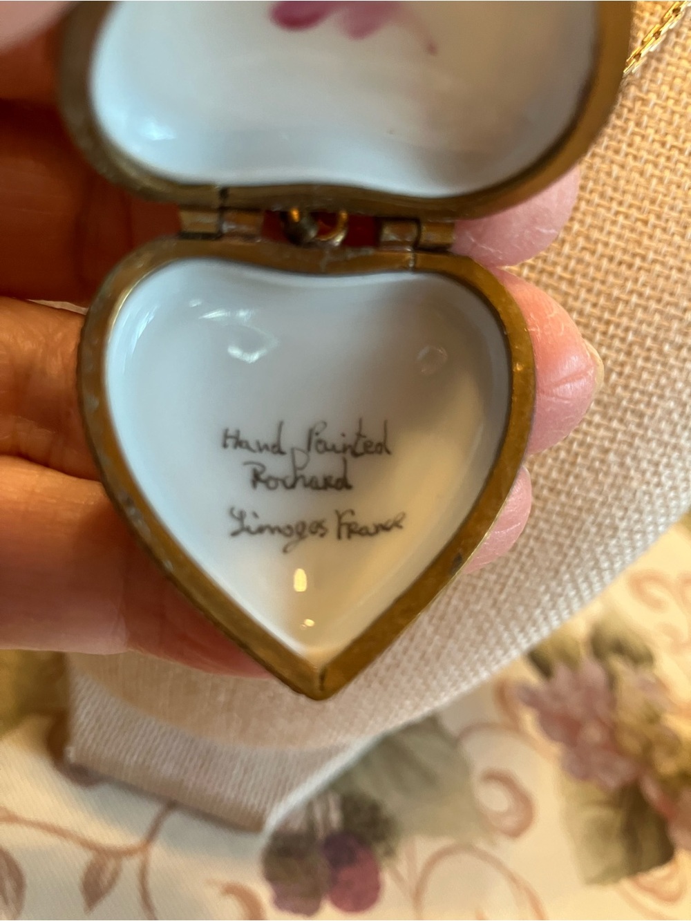 VINTAGE ROCHARD HAND-PAINTED LIMOGE PORCELAIN HEART SHAPED LOCKET ON CHAIN - Picture 7 of 10